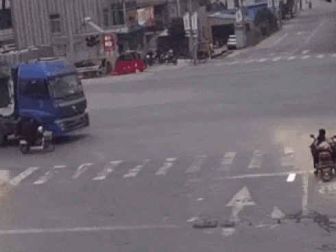 Bé 2 tuổi may mắn thoát chết dù rơi từ tầng 3-1