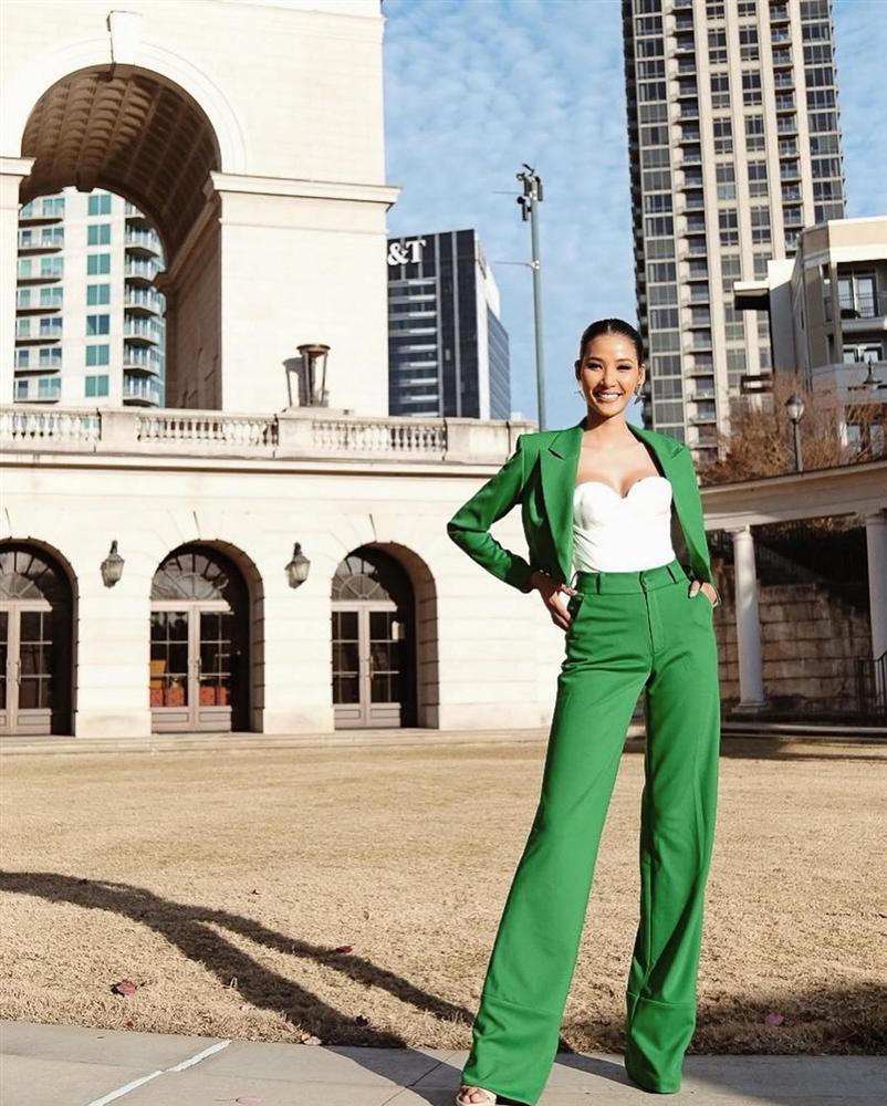 Vừa sang Mỹ thi Miss Universe, Hoàng Thùy diện suit xanh gợi nhớ đến phong cách của HHen Niê-4