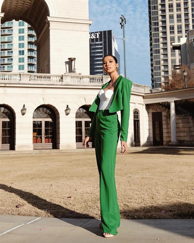 Vừa sang Mỹ thi Miss Universe, Hoàng Thùy diện suit xanh gợi nhớ đến phong cách của HHen Niê-5