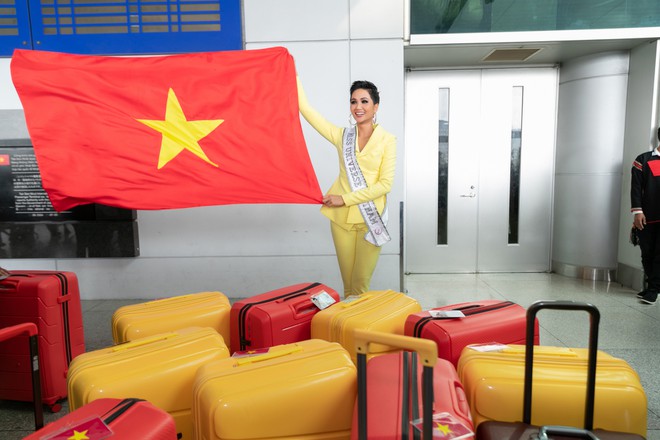 Vừa sang Mỹ thi Miss Universe, Hoàng Thùy diện suit xanh gợi nhớ đến phong cách của HHen Niê-10