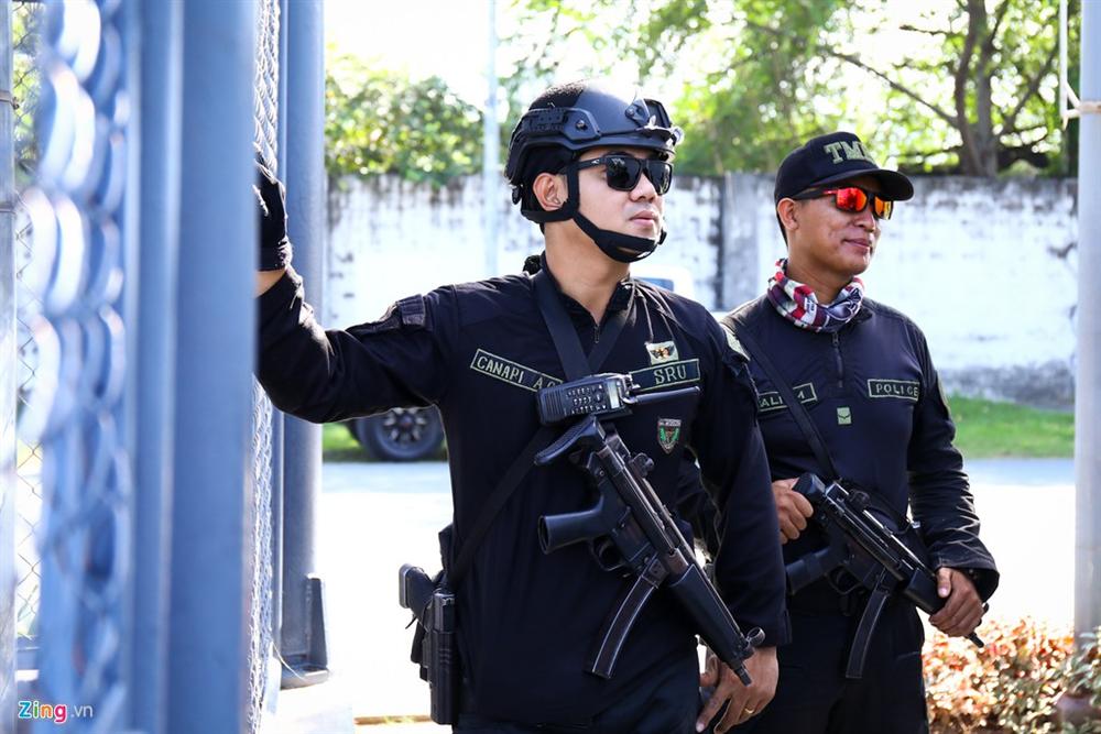 Cảnh sát Philippines mang súng, bảo vệ buổi tập U22 Việt Nam-3