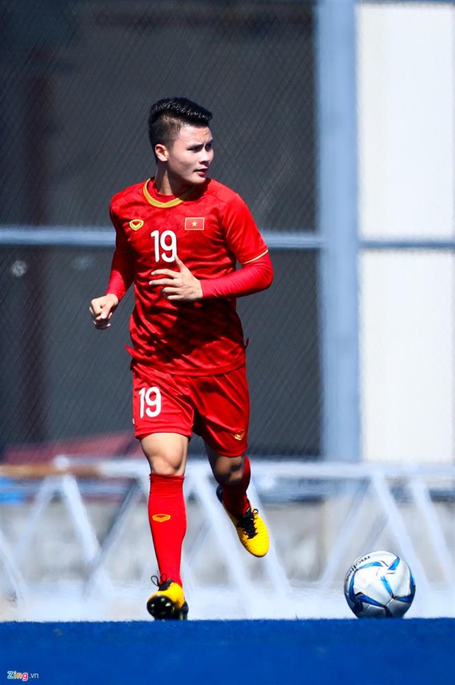 Cảnh sát Philippines mang súng, bảo vệ buổi tập U22 Việt Nam-6