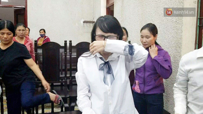 Chị gái nữ sinh giao gà gục khóc nức nở tại tòa sau khi mẹ bị tuyên án 20 năm tù-2