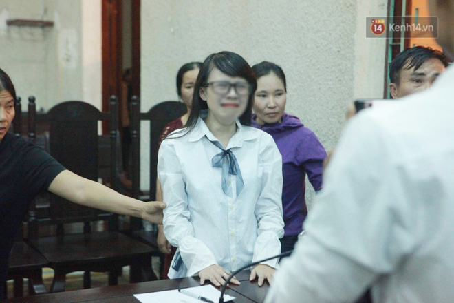 Chị gái nữ sinh giao gà gục khóc nức nở tại tòa sau khi mẹ bị tuyên án 20 năm tù-3