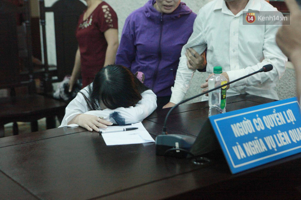 Chị gái nữ sinh giao gà gục khóc nức nở tại tòa sau khi mẹ bị tuyên án 20 năm tù-4