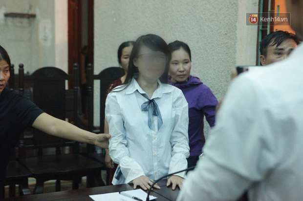 Bị tuyên án 20 năm tù giam, mẹ nữ sinh giao gà liên tục hét lớn: Tôi bị oan”-1