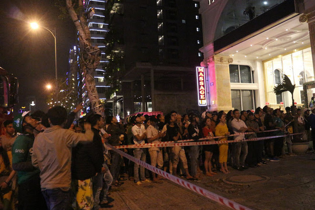 Nam thanh niên nghi ngáo đá tự cứa bộ phận sinh dục rồi đu bám biển quảng cáo ở tầng 20-5