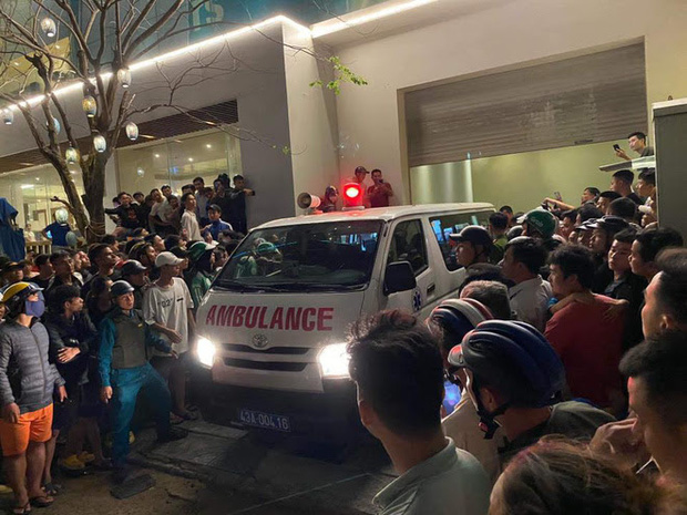 Nam thanh niên nghi ngáo đá tự cứa bộ phận sinh dục rồi đu bám biển quảng cáo ở tầng 20-7