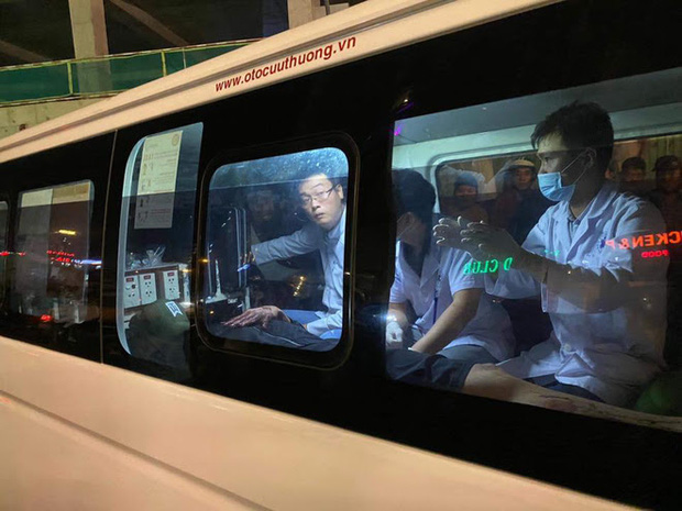 Nam thanh niên nghi ngáo đá tự cứa bộ phận sinh dục rồi đu bám biển quảng cáo ở tầng 20-8