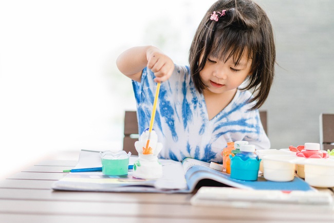 Để con gái tự làm bài tập về nhà, mẹ quay lại kiểm tra thì dở khóc dở cười: Gà con hay đậu phộng?-1