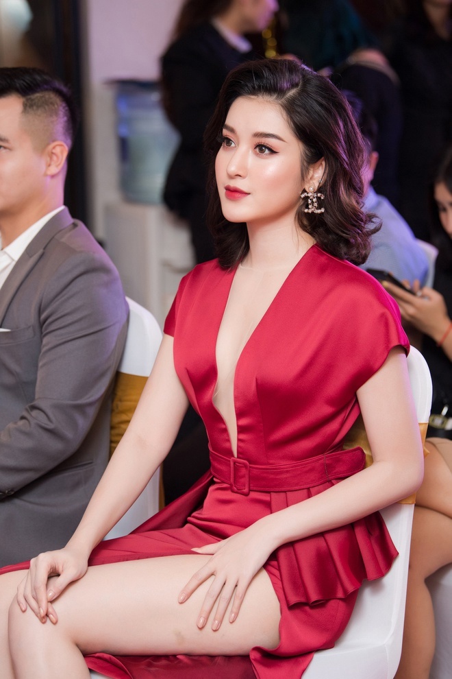 Á hậu Huyền My chuộng váy áo hở vòng một-5