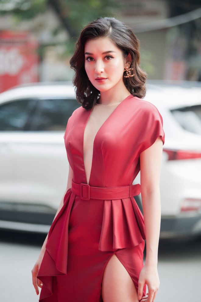 Á hậu Huyền My chuộng váy áo hở vòng một-6
