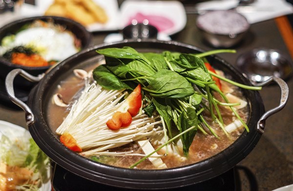 Những kiểu ăn lẩu độc khủng khiếp, hại dạ dày và khoang miệng mà ngay cả dân sành” ăn cũng dễ mắc phải-3