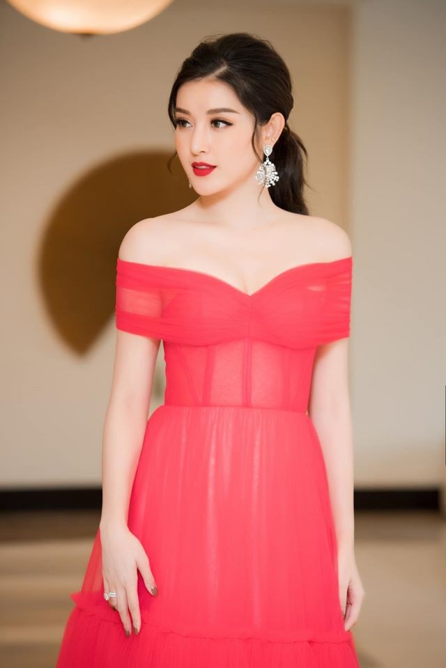 Á hậu Huyền My chuộng váy áo hở vòng một-9