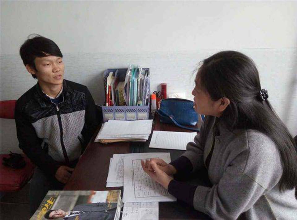 Cô giáo tuyên bố trước lớp cậu học sinh là kẻ ăn trộm, ông bố nói 1 câu khiến cô ngượng đỏ mặt, hối hận xem lại bản thân mình-1