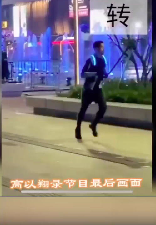 Lộ clip diễn viên Cao Dĩ Tường trước khi đột tử: Người mệt lả bước đi không vững phải vịn cầu thang-1
