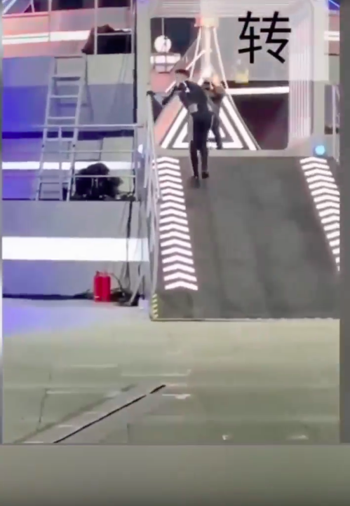 Lộ clip diễn viên Cao Dĩ Tường trước khi đột tử: Người mệt lả bước đi không vững phải vịn cầu thang-2