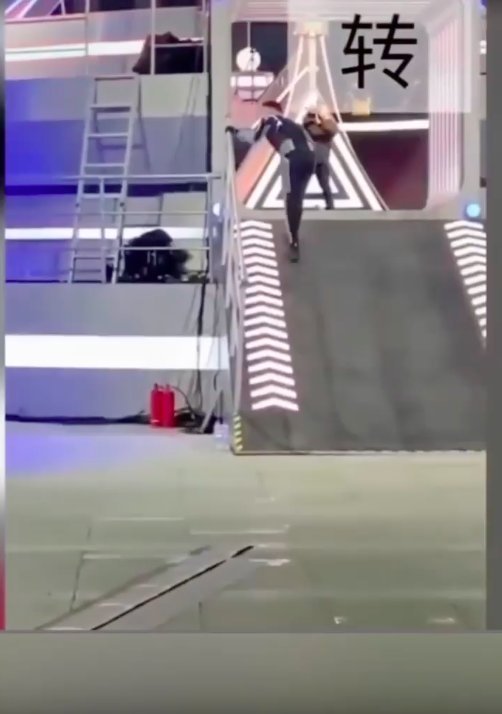 Lộ clip diễn viên Cao Dĩ Tường trước khi đột tử: Người mệt lả bước đi không vững phải vịn cầu thang-3