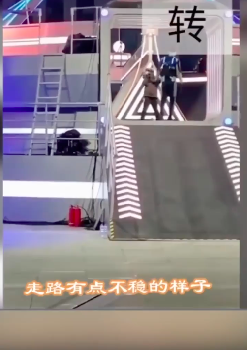 Lộ clip diễn viên Cao Dĩ Tường trước khi đột tử: Người mệt lả bước đi không vững phải vịn cầu thang-4