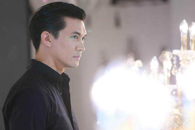 Đám cưới đang tưng bừng thì một cô gái lên sân khấu giật mic của MC tuyên bố Tôi phản đối đám cưới giả tạo này nhưng chú rể lại rất ngơ ngác-2