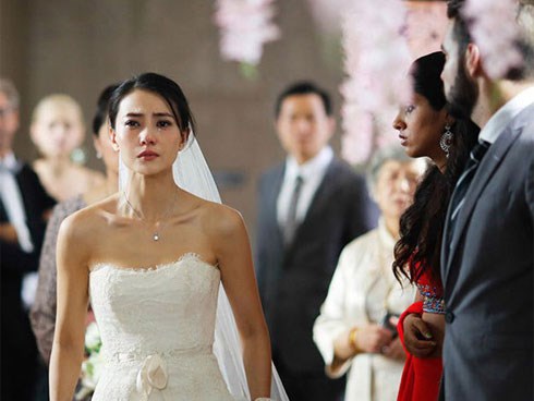 Đám cưới đang tưng bừng thì một cô gái lên sân khấu giật mic của MC tuyên bố