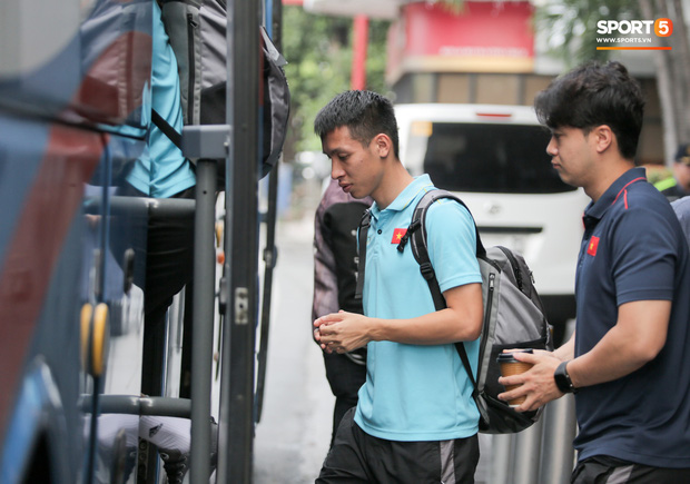 Chủ nhà Philippines dùng chó nghiệp vụ đánh hơi, rà soát mối nguy hiểm trên xe bus chở U22 Việt Nam trong ngày đấu U22 Lào-7