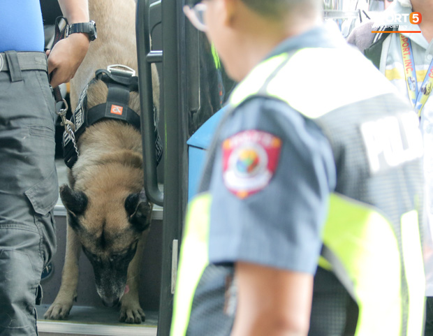Chủ nhà Philippines dùng chó nghiệp vụ đánh hơi, rà soát mối nguy hiểm trên xe bus chở U22 Việt Nam trong ngày đấu U22 Lào-2