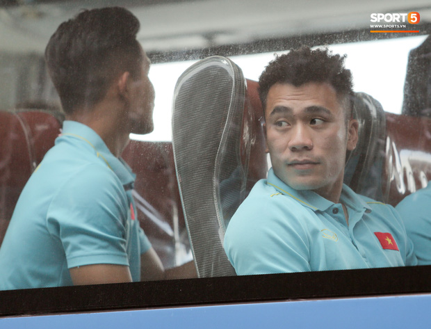 Chủ nhà Philippines dùng chó nghiệp vụ đánh hơi, rà soát mối nguy hiểm trên xe bus chở U22 Việt Nam trong ngày đấu U22 Lào-8