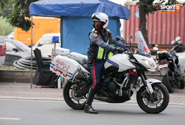 Chủ nhà Philippines dùng chó nghiệp vụ đánh hơi, rà soát mối nguy hiểm trên xe bus chở U22 Việt Nam trong ngày đấu U22 Lào-5