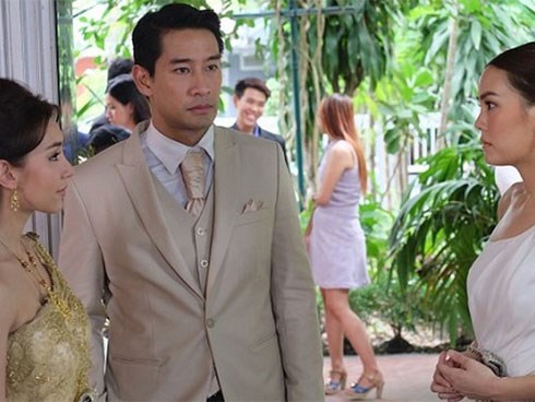 Quá hận người yêu cũ, tôi đến đám cưới của anh ta nâng ly chúc mừng rồi tiện thể ghé tai cô dâu thì thầm vài lời