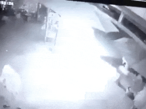 Thương tâm con gái 2 tuổi khóc trước phòng trọ, bên trong là người cha chết trong tư thế treo cổ-4