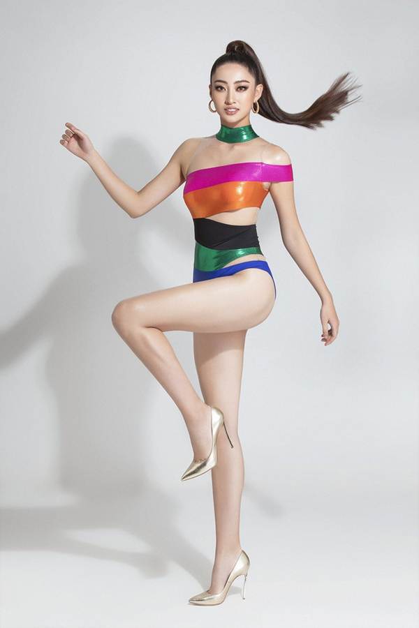 Lương Thùy Linh mặc bikini cắt xẻ táo bạo, khoe đôi chân cực phẩm dài 1m22-8