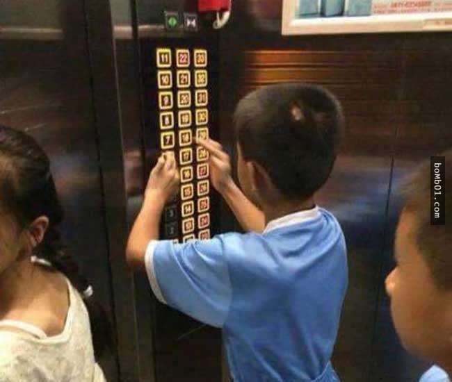 Con nghịch ngợm bấm hết các nút trong thang máy khiến mọi người tức giận, mẹ nói 1 câu khiến ai cũng dịu lại, còn động viên được đứa trẻ-1