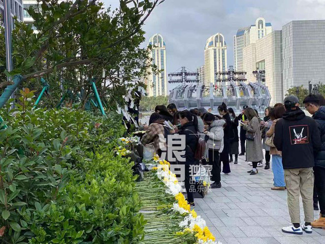 Đông đảo người hâm mộ gửi hoa và lời tạm biệt trong lễ tưởng niệm Cao Dĩ Tường tại hiện trường nơi xảy ra tai nạn-1