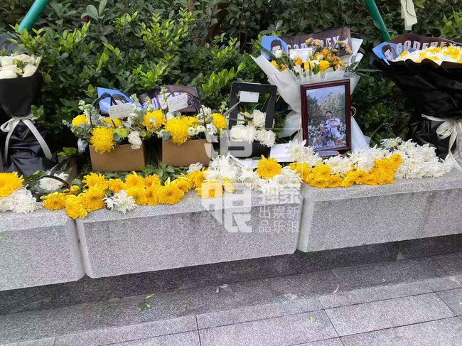 Đông đảo người hâm mộ gửi hoa và lời tạm biệt trong lễ tưởng niệm Cao Dĩ Tường tại hiện trường nơi xảy ra tai nạn-8