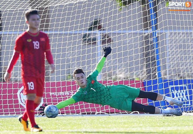 Ngượng chín mặt với màn thay tên đổi họ thủ môn Bùi Tiến Dũng từ chủ nhà SEA Games 30-2