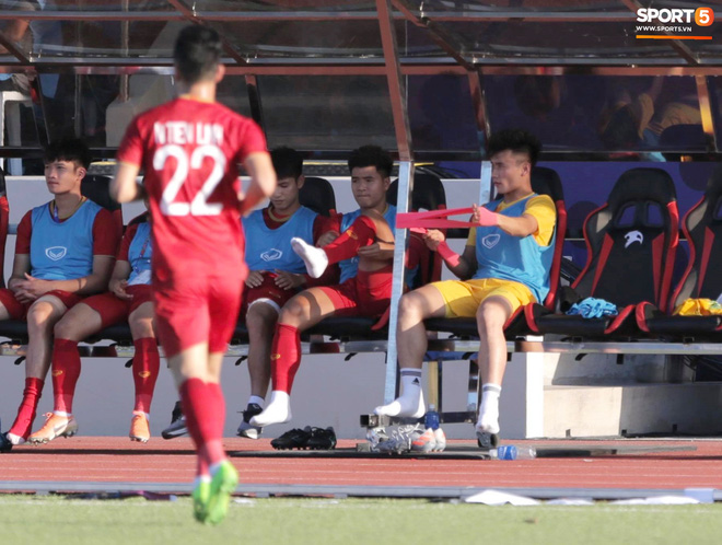 Ngượng chín mặt với màn thay tên đổi họ thủ môn Bùi Tiến Dũng từ chủ nhà SEA Games 30-6