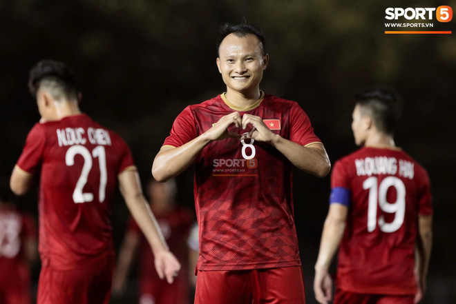 Ghi bàn tại SEA Games sau 8 năm, Trọng Hoàng lập tức tặng bàn thắng cho vợ theo cách rất lãng mạn-1
