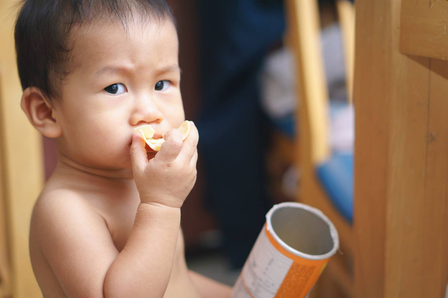 Thường xuyên cho con uống nước ngọt và đồ ăn vặt, mẹ không ngờ con bị ung thư dù mới 2 tuổi-1