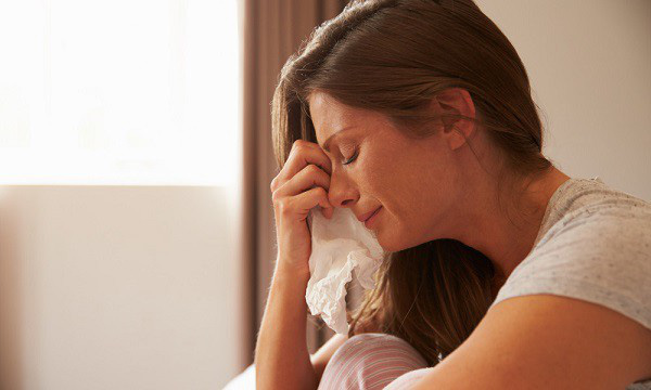 Nghe tiếng chuông cửa đêm khuya, tôi nhìn ra và bật khóc khi thấy chồng đứng dầm mưa dưới nhà còn mẹ tôi cầm cây chổi đứng canh chừng-1