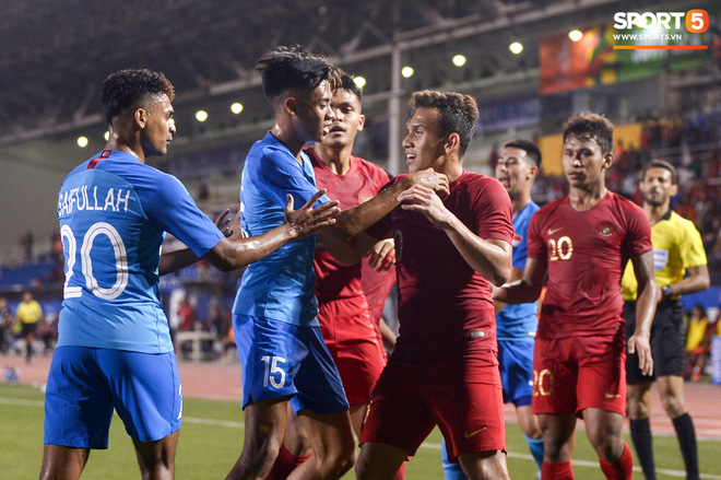 Vụ ẩu đả trên sân bóng đầu tiên tại SEA Games 2019: Sao U22 Indonesia đòi ăn thua đủ sau khi bị đánh nguội 2 lần liên tiếp-6