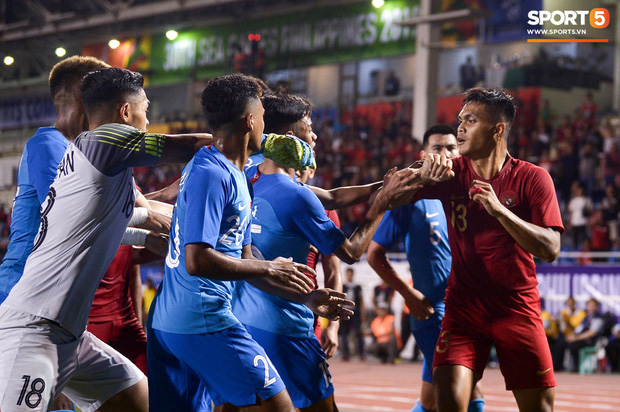 Vụ ẩu đả trên sân bóng đầu tiên tại SEA Games 2019: Sao U22 Indonesia đòi ăn thua đủ sau khi bị đánh nguội 2 lần liên tiếp-9