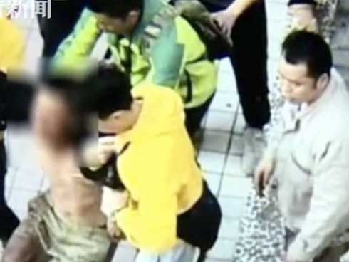 Thương con gái bị bạn bắt nạt ở trường, người cha côn đồ đâm chết nam sinh 9 tuổi vì không đồng ý cách giải quyết của giáo viên-3