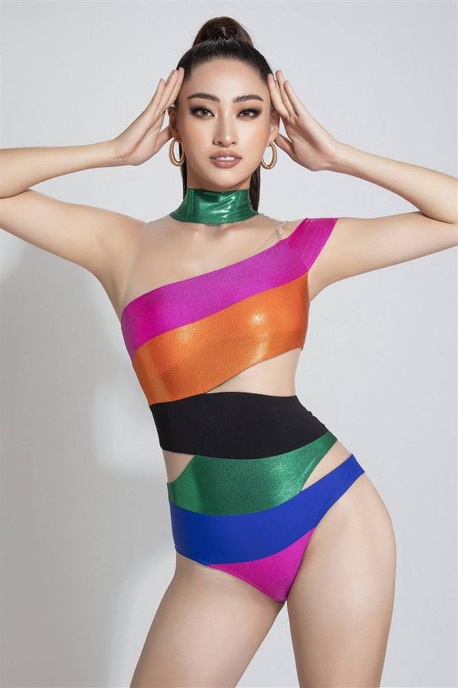 Lương Thùy Linh đụng hàng bikini với Nữ hoàng nội y Ngọc Trinh: Ai gợi cảm hơn?-1