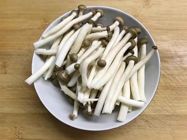 Muốn súp lơ xào thơm ngon, chị em đừng quên cho thêm nguyên liệu này-1