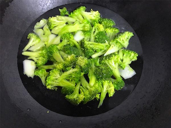 Muốn súp lơ xào thơm ngon, chị em đừng quên cho thêm nguyên liệu này-2