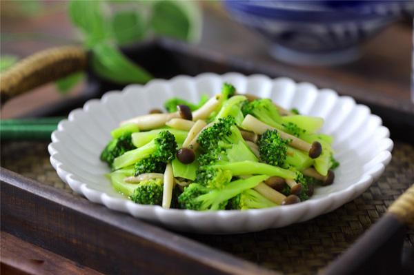 Muốn súp lơ xào thơm ngon, chị em đừng quên cho thêm nguyên liệu này-3