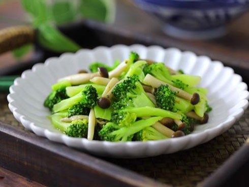 Muốn súp lơ xào thơm ngon, chị em đừng quên cho thêm nguyên liệu này