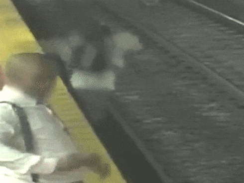 Ngã xuống đường ray xe lửa vì mải nhìn điện thoại