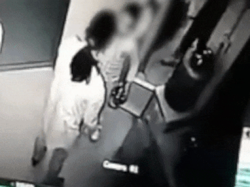 Cậu bé 9 tuổi bị đánh suốt 40 phút vì không ngủ trưa